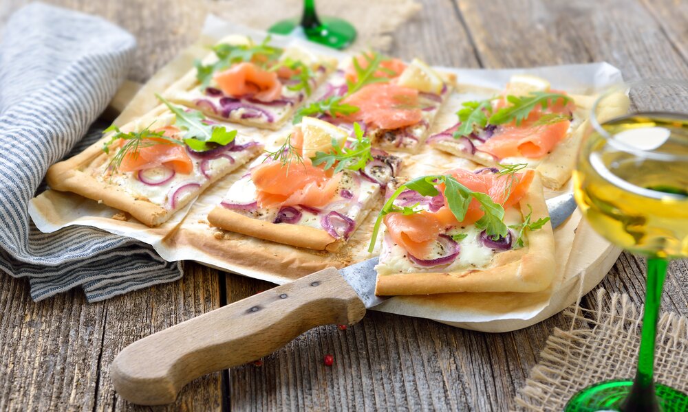 Flammkuchen mit Lach | © Getty Images / kabVisio