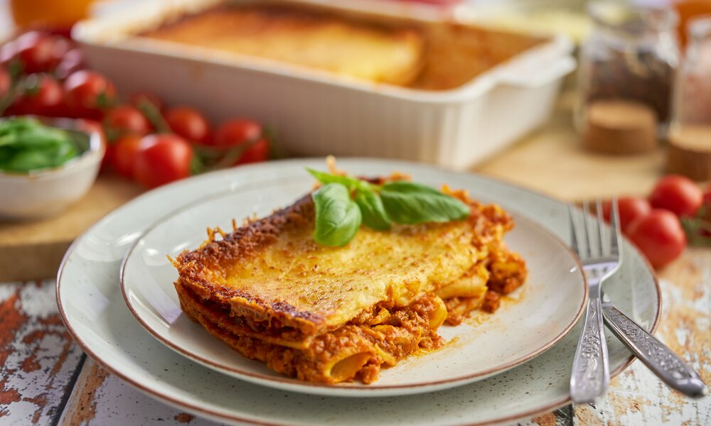 Ein Stück Lasagne auf dem Teller | © Getty Images / dashek
