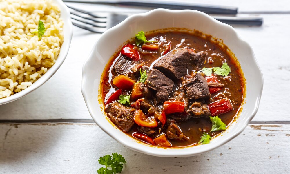 Ungarisches Gulasch in Schüssel | © Getty Images / westend61