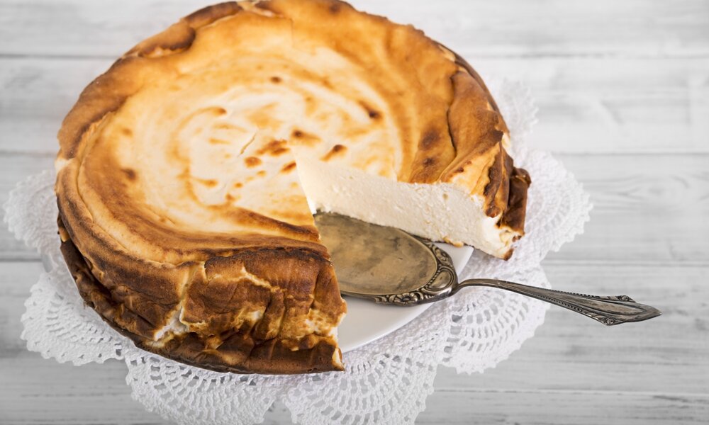 Käsekuchen auf Tortenplatte | © Getty Images / Westend61