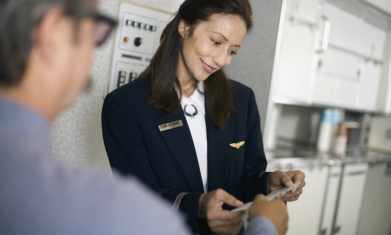 Darum mustern dich Flugbegleiter*innen beim Boarding so intensiv | ©  Getty Images / Jupiterimages