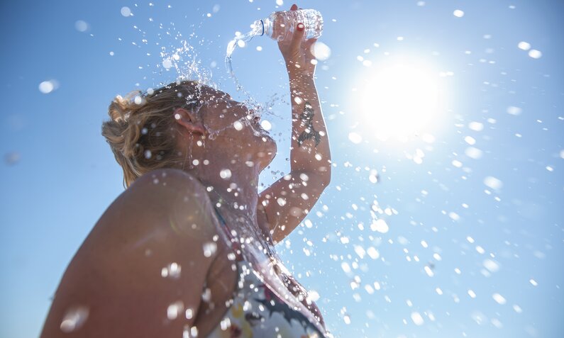Stay Cool: Mit diesen 5 Tricks kommst du auch an heißen Tagen nicht ins Schwitzen! | ©  Getty Images / SimpleImages