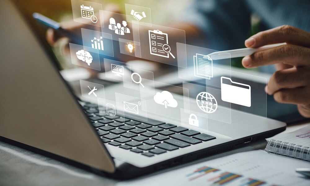 Offenes Laptop mit Symbolen | © Getty Images/Natee 127