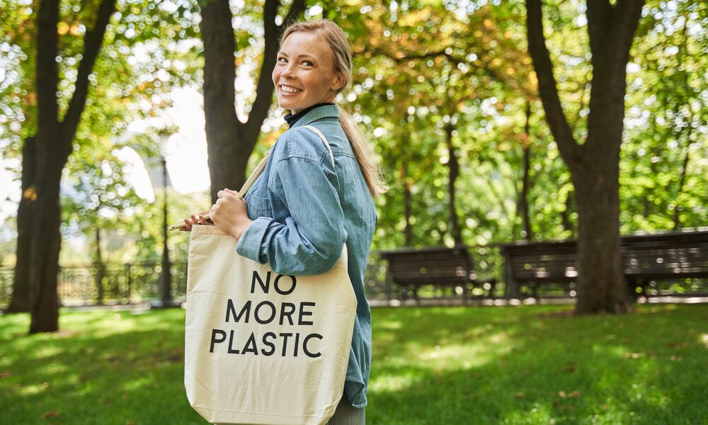 Frau mit Tasche | © Getty Images / YakobchukOlena