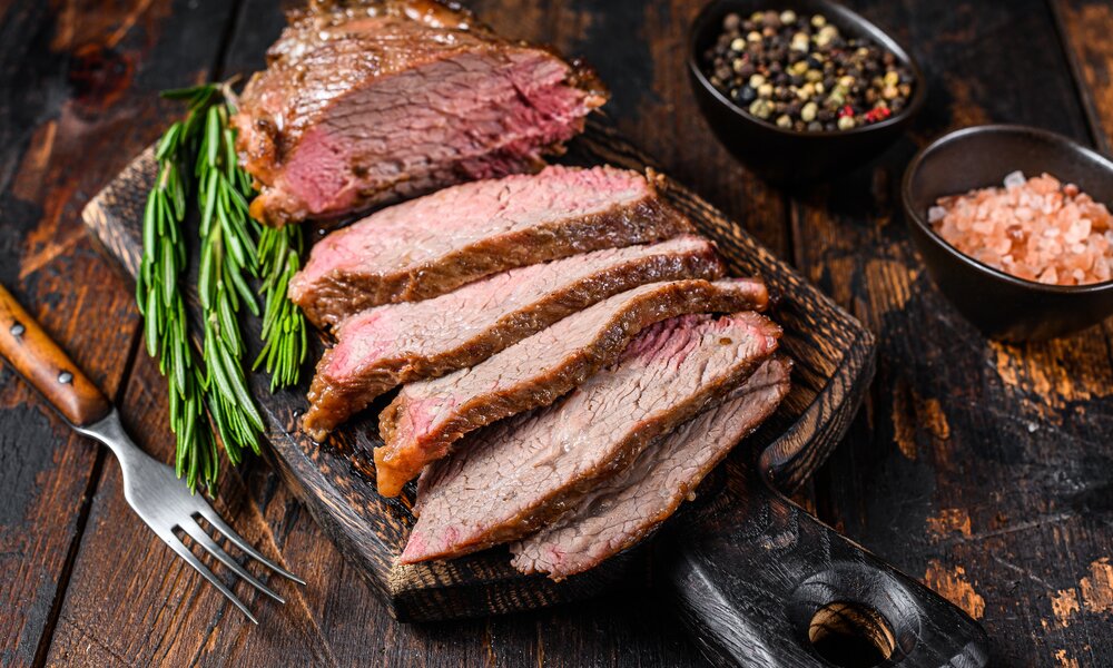 Roastbeef aufgeschnitten auf Brett | © Getty Images / Vladimir Mironov