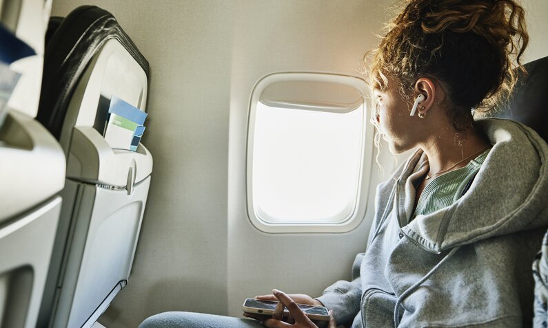 Fliegen ohne Stress: 5 Tipps für einen entspannten Flug | ©  Getty Images / Thomas Barwick