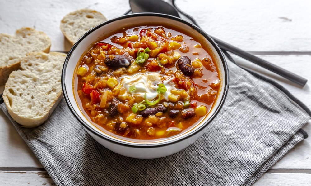 Chili con Carne in Schüssel | © Getty Images / lacaosa