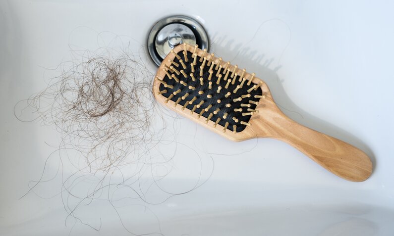 Diese 3 Hausmittel helfen bei Haarausfall | ©  Getty Images / Boy_Anupong