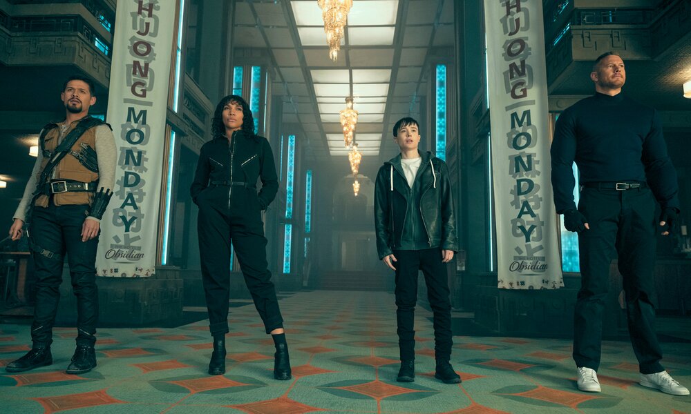 David Castañeda, Emmy Raver-Lampman, Elliot Page und Tom Hopper in der Netflix-Serie "Umbrella Academy" Staffel 3 | © Netflix