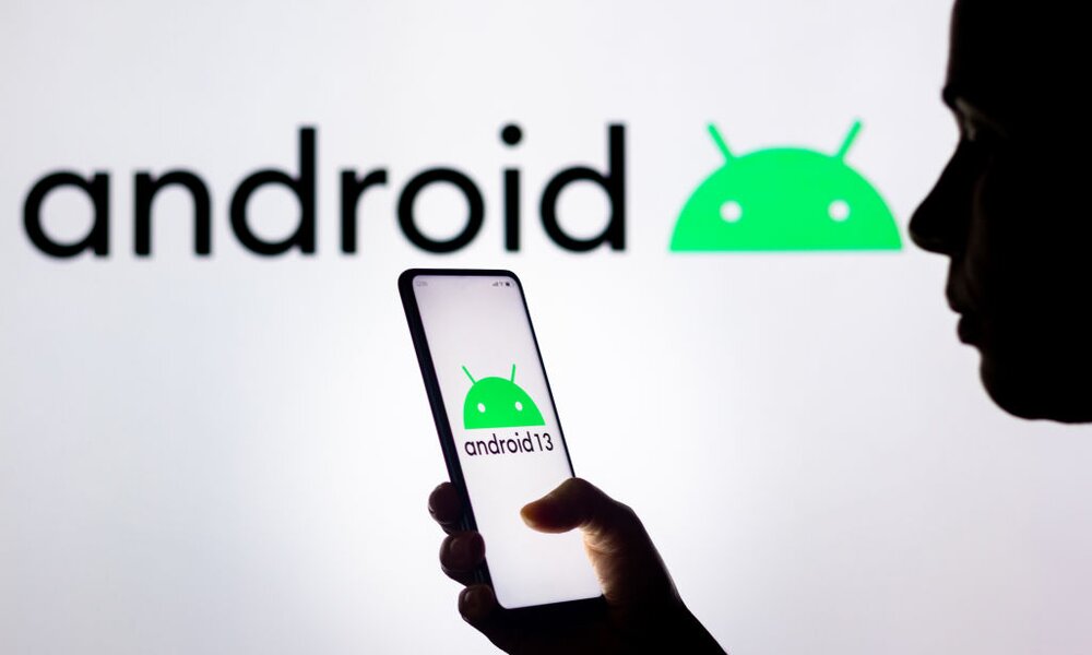 Mann mit neuester Android-Version | © Getty Images/SOPA Images