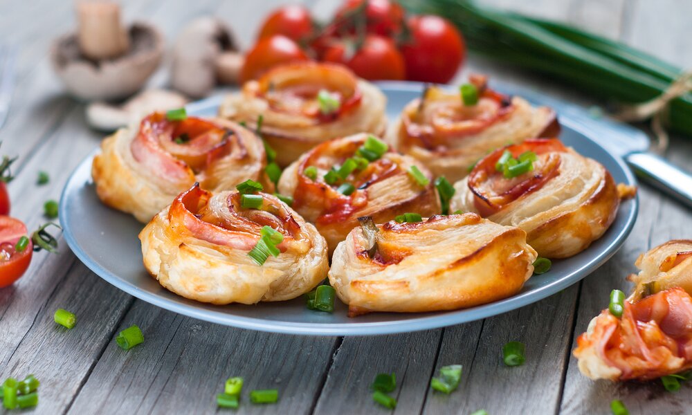Pizzaschnecken auf Teller | © Getty Images / DawidKasza