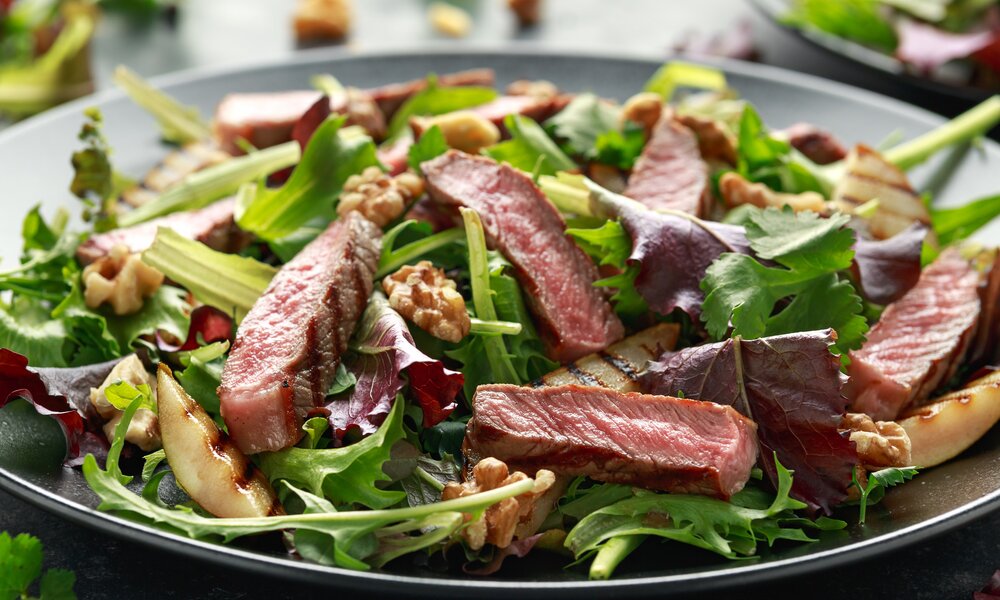 Rumpsteak und Salat | © Getty Images / DronG