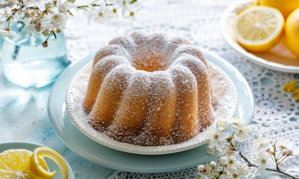 Zitronenkuchen mit Puderzucker | © Getty Images / zi3000