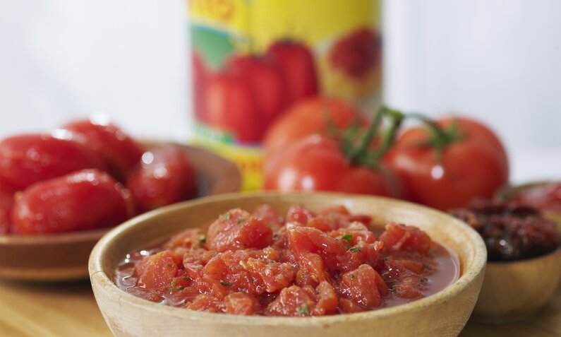 Tomaten in Schalen vor Dose | © Getty Images / Jupiterimages
