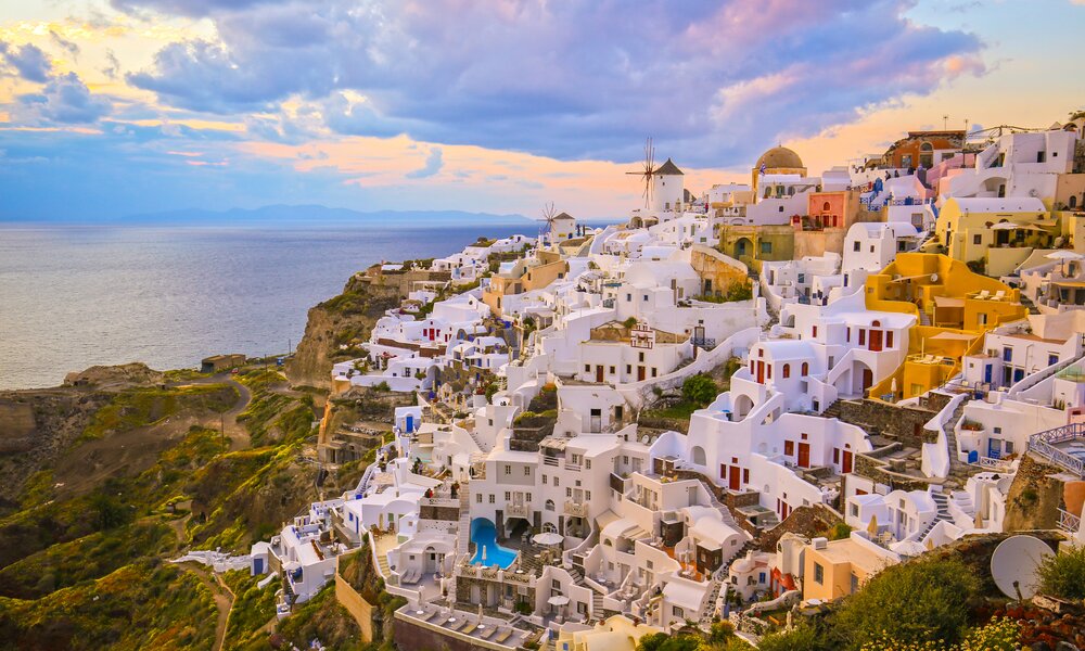 Entdecke das Künstlerdorf Oia auf Santorini  | ©  GettyImages / Daniela Duncan