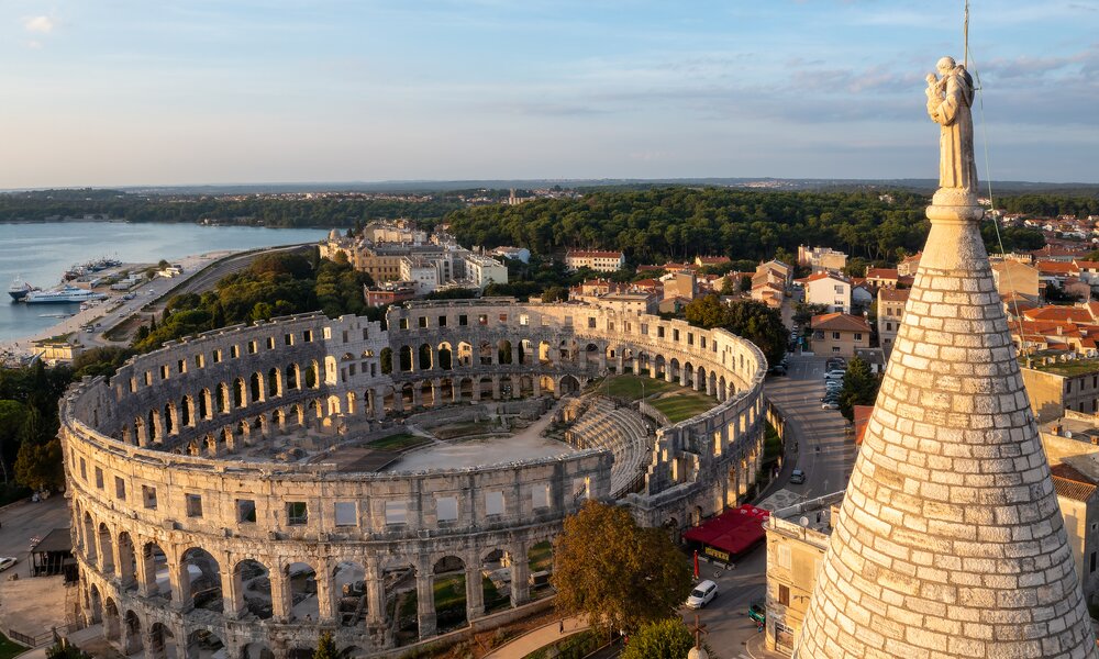 Pula - Antike Schönheit im Herzen Istriens | ©  Getty Images / Ratnakorn Piyasirisorost