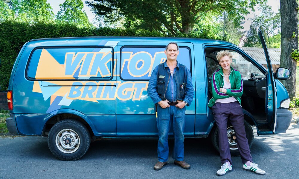 Moritz Bleibtreu und Enzo Brumm beim Drehstart zur neuen Prime Video Serie "Viktor bringt's" | © Amazon Prime Video