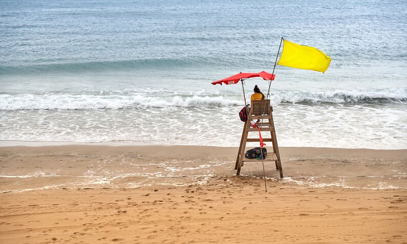 Das bedeuten die Flaggen am Strand! | ©  Getty Images / RUBEN BONILLA GONZALO