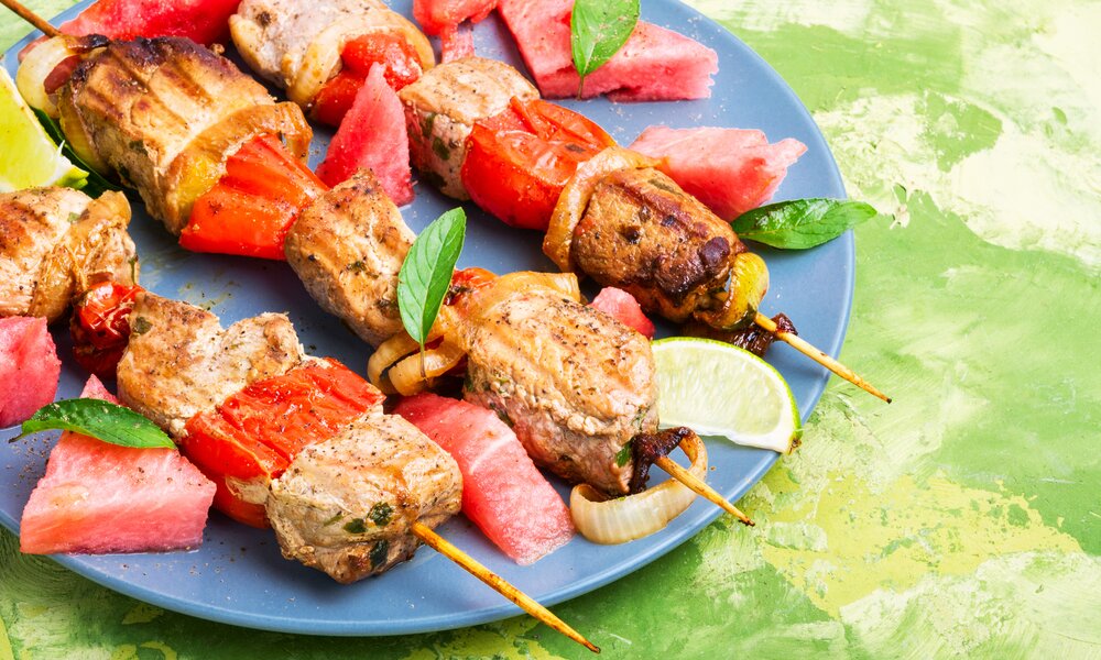 Spieße vom Grill | © Getty Images / Nikolay_Donetsk