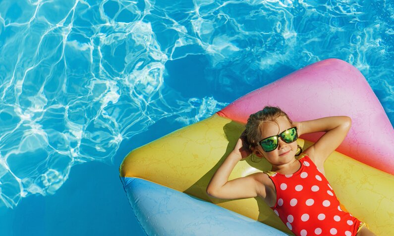 Mädchen im Pool | © Getty Images / FotografieLink
