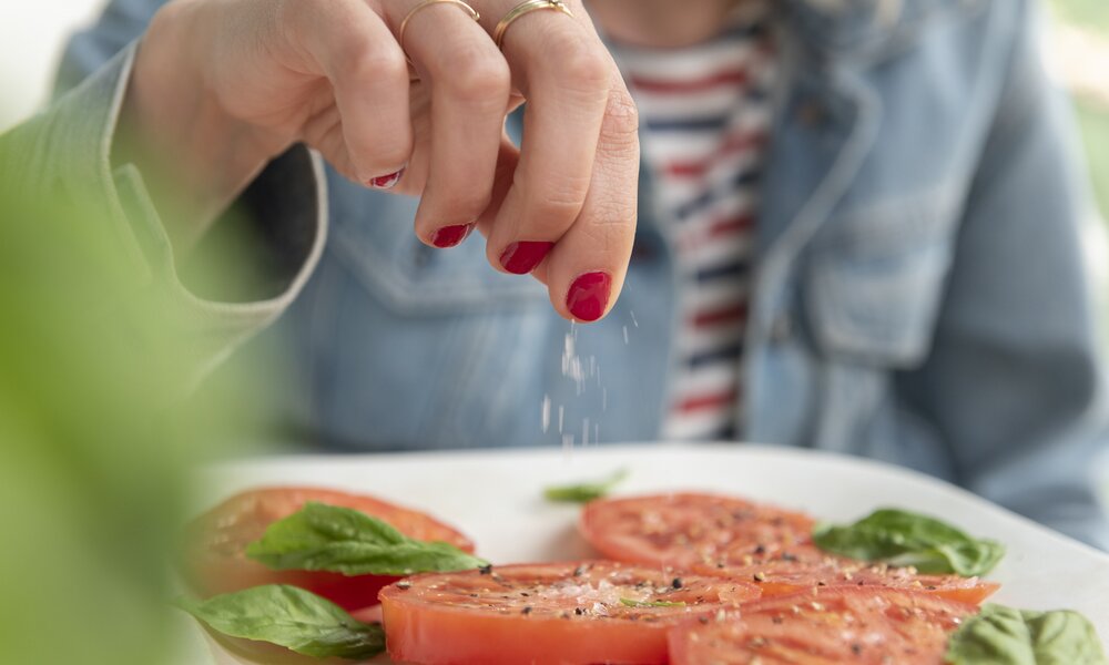 Achtung: Diese Menge Salz ist schon ungesund! | ©  Getty Images / Jamie Grill