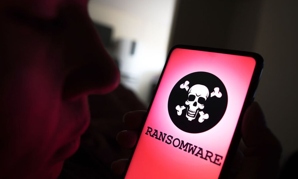 Handy mit Totenkopf-Symbol | © Getty Images/SOPA Images