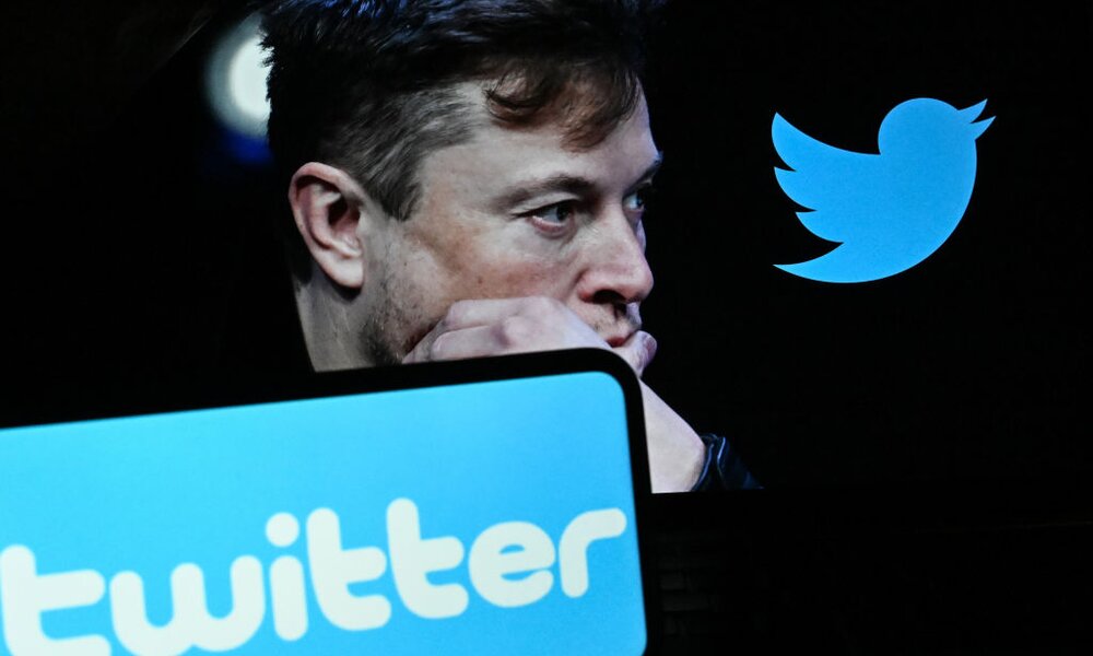 Elon Musk mit Twitter-Schriftzug | © Getty Images/Anadolu Agency