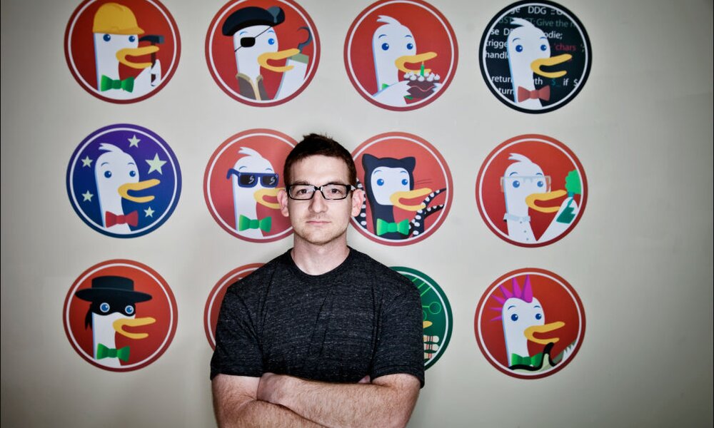Gründer von DuckDuckGo vor Logo | © Getty Images/The Washington Post