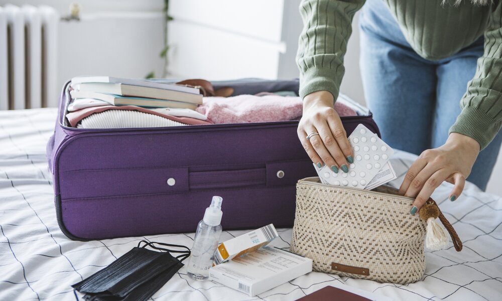 Diese Produkte gehören in deine Reiseapotheke! | ©  Getty Images / petrunjela