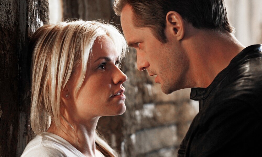 Nahaufnahme von Anna Paquin und Alexander Skarsgård, die kurz davor sind sich zu küssen in einer Szene aus der HBO-Serie "True Blood" | © ddp images/ Joseph Martinez