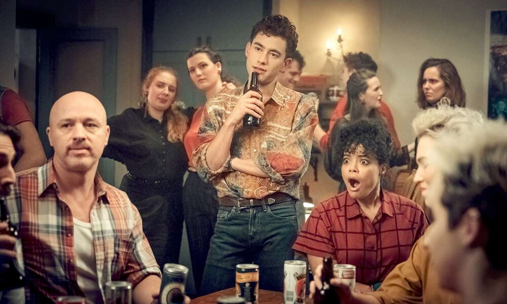 Ritchie (Olly Alexander, Mitte) führt im London des Jahres 1981 endlich das Leben, von dem er immer geträumt hat. Doch dann kommt Aids. | © Channel 4