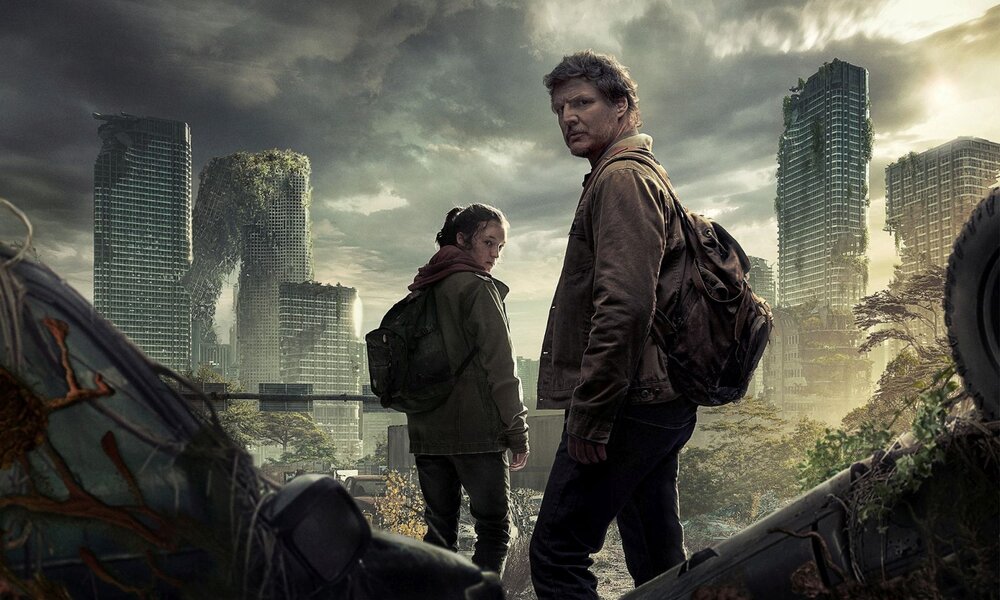 Pedro Pascal und Bella Ramsay marschieren durch Ruinen, Pascal sieht sich zum Betrachter um. | © HBO