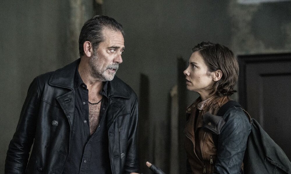 Negan und Maggie unterhalöten sich, Maggie wirkt aggressiv. Negan steht in schwearzer Lederjacke links im Bild, Maggie, ebenfalls schwarzgekleidet, steht rechts. | © AMC