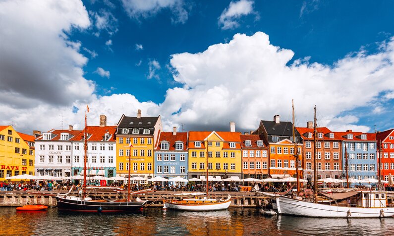 Hafenkulisse in Kopenhagen mit bunten Häusern und kleinen Fischerbooten | ©  Getty Images / Alexander Spatari