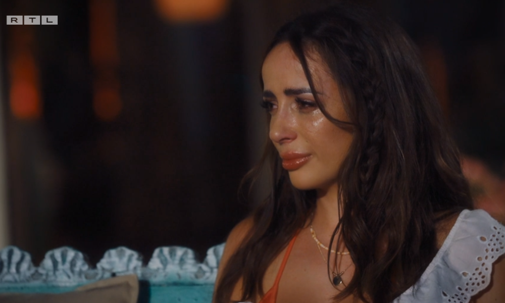Jennifer Saro in Tränen | © RTL