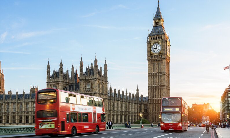 Rote Doppeldeckerbusse fahren durch London, im Hintergrund der Big Ben  | ©  Getty Images / Sylvain Sonnet
