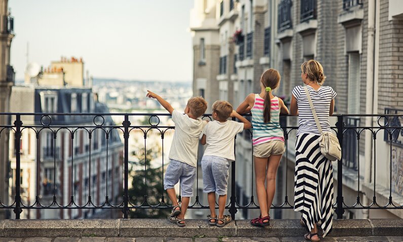 Eine Familie guckt auf Montmartre, Paris | ©  Getty Images / Imgorthand