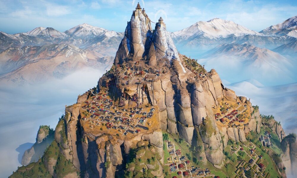 Siedlungen auf einem Berg, die kamera ist weit entfernt und fängt das gesamte Panorama ein, von den grünen Hängen bis zum schneebedeckten Gipfel. | © Quite Ok Games