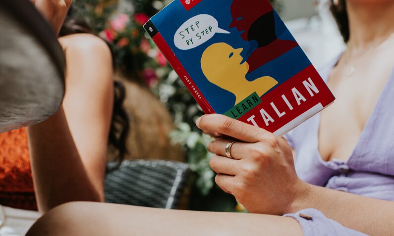 Frau liest in einem italienischen Wörterbuch  | ©  Getty Images / Catherine Falls Commercial