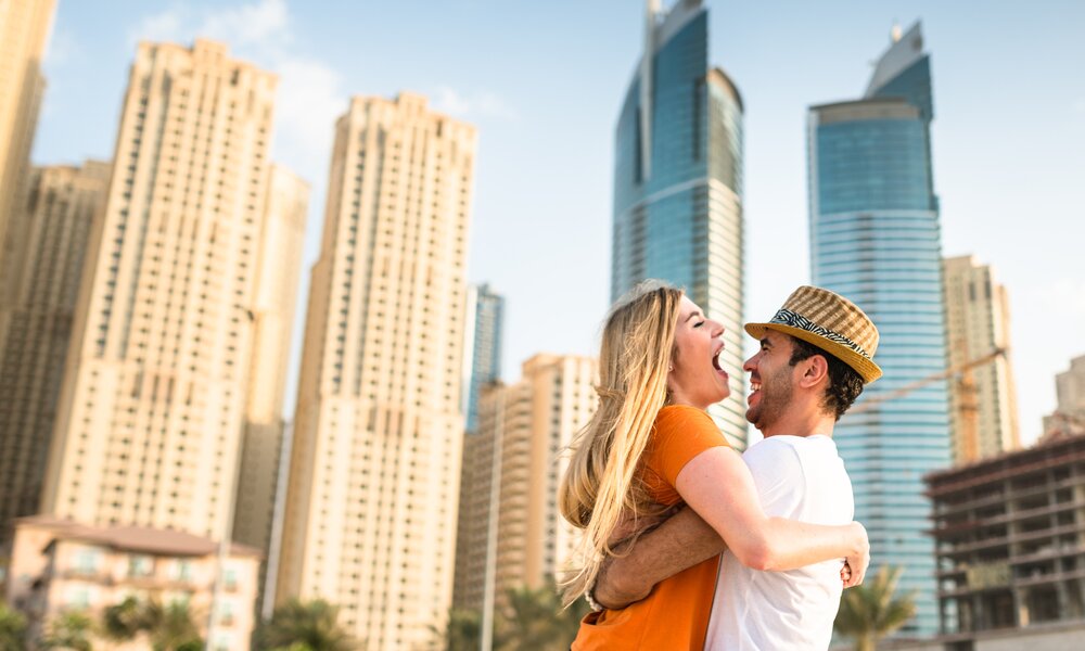 Ein Paar springt sich in Dubai in die Arme | ©  Getty Images / franckreporter
