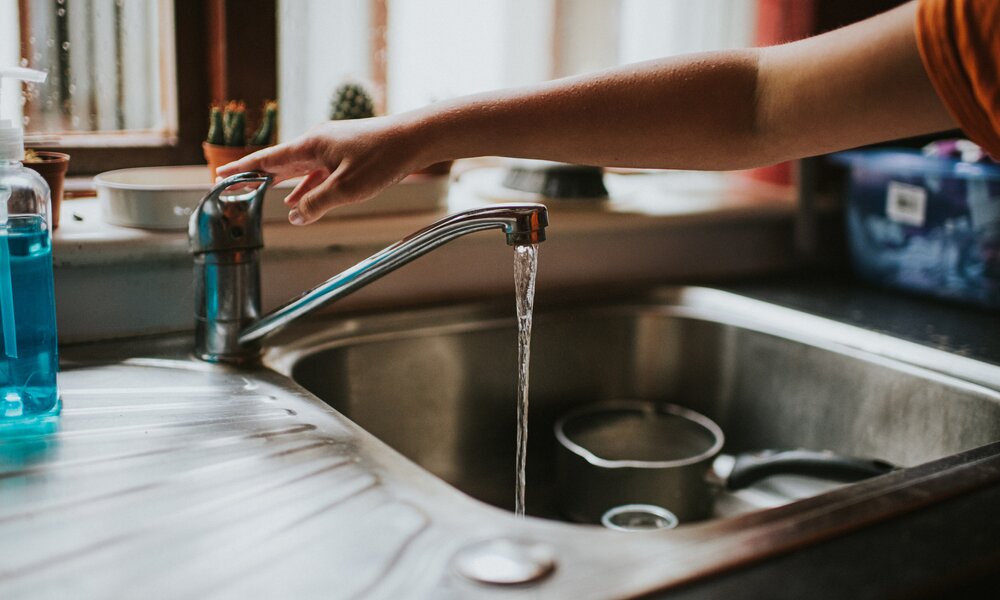 Abfluss verstopft | © Getty Images/Catherine Falls Commercial