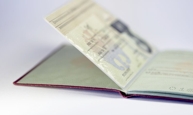 Ein aufgeklappter deutscher Reisepass | ©  Getty Images / pmphoto