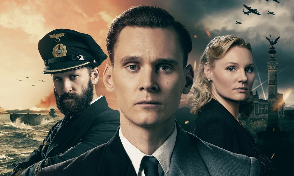 Rick Okon und Co-Stars auf dem Plakat zur vierten Staffel der Serie "Das Boot" vor einem dramatischen Hintergrund | © © Sky Studios/Bavaria Fiction/Stephan Rabold