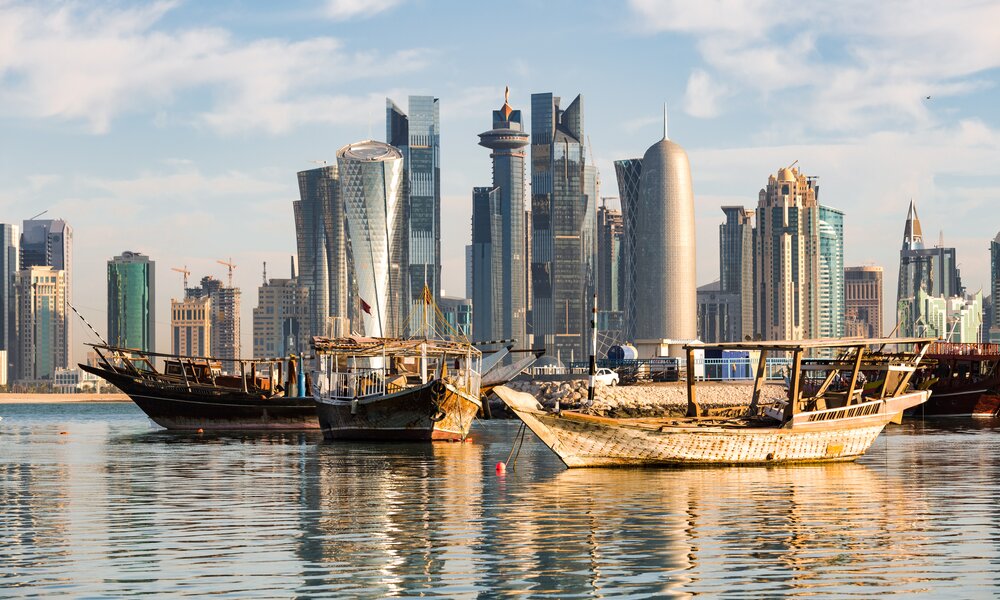 Die Skyline von Quatar mit Booten  | ©  Getty Images / Matteo Colombo