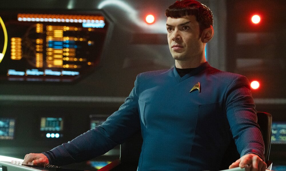 Ethan Peck als Spock in Szene aus der Serie "Star Trek: Strange New Worlds" auf der Brücke in blauem Uniformshirt | © Paramount+
