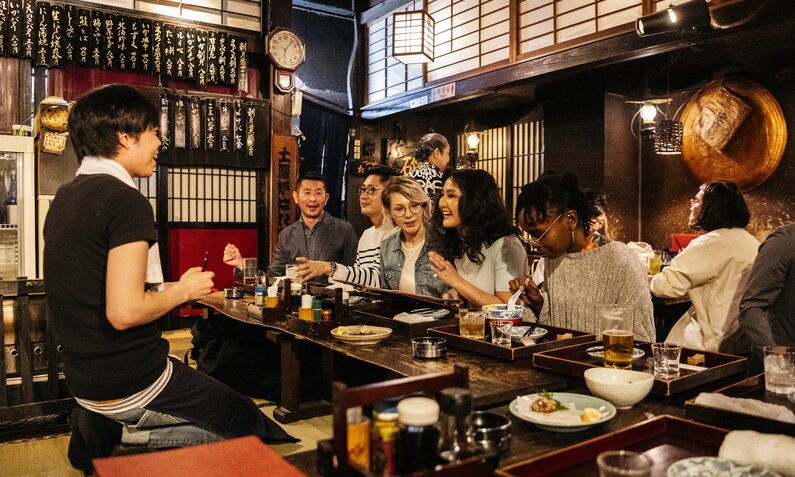 Viele Leute sitzen in einem kleinen japanischen Street Food Restaurant | ©  Getty Images / JohnnyGreig