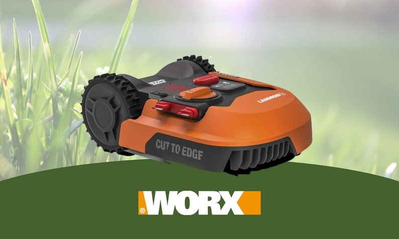 Mähroboter von Worx in Orange auf grüner Rasenfläche | © Amazon