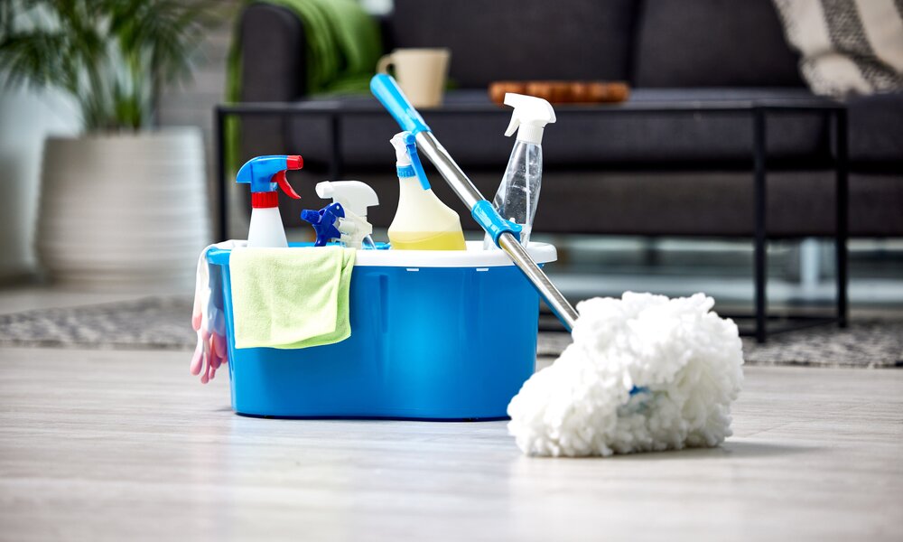 Ein Eimer voller Reiniger und Putzprodukte | ©  Getty Images / PeopleImages