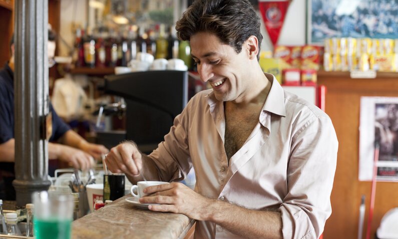 Italiener trinkt einen Espresso in einem Café | ©  Getty Images / 	Kathrin Ziegler