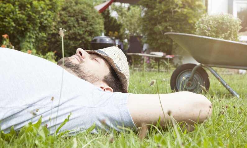 Mann relaxed nach Gartenarbeit  | ©  Getty Images / Westend61